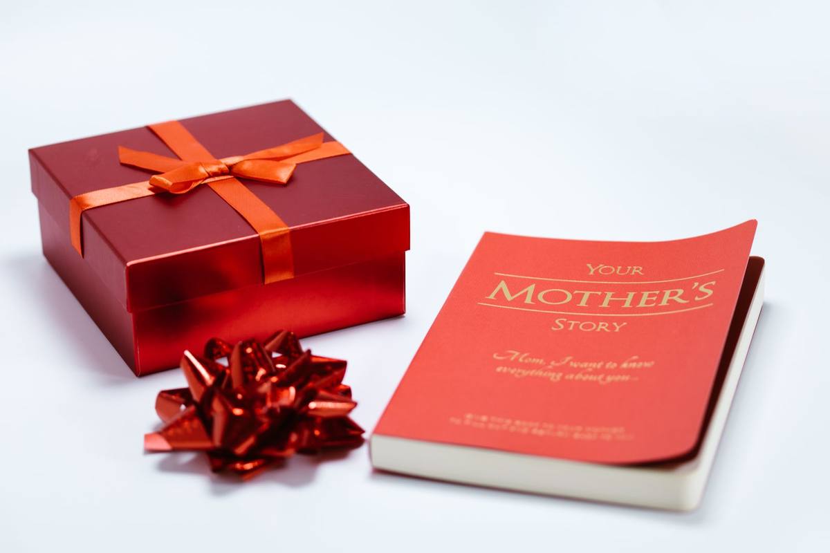 Een liefdevol ingepakt cadeau met een strikje